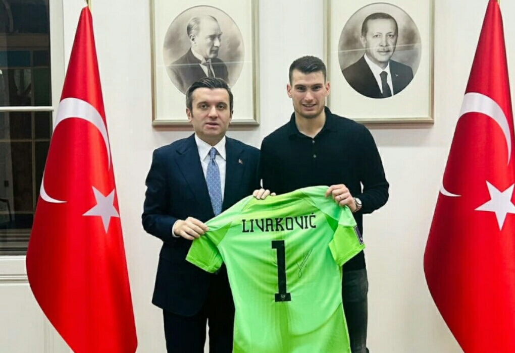 Forma və əlcəkləri Türkiyə səfirliyinə bağışlayıb