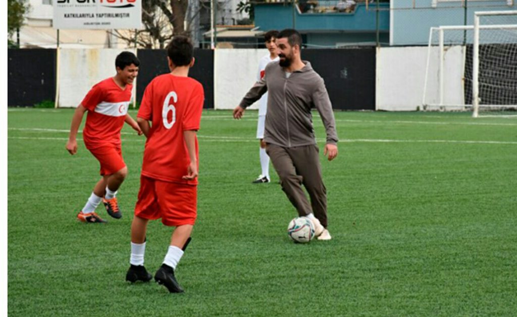 Arda o uşaqlarla futbol oynadı