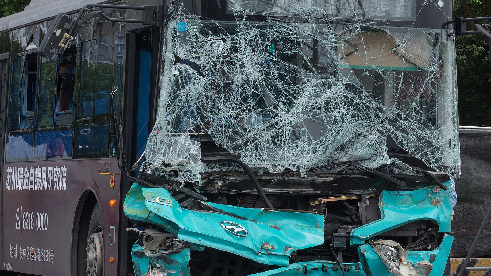 Avtobus qəzaya uğradı, futbolçu öldü