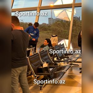 Əfran İsmayılov aeroportda ərəblərə qulluq edir - FOTO