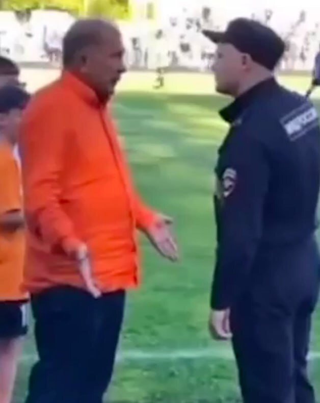 Polis prezidentin qarşısını kəsdi: Sən axmaqsan, yoxsa...
