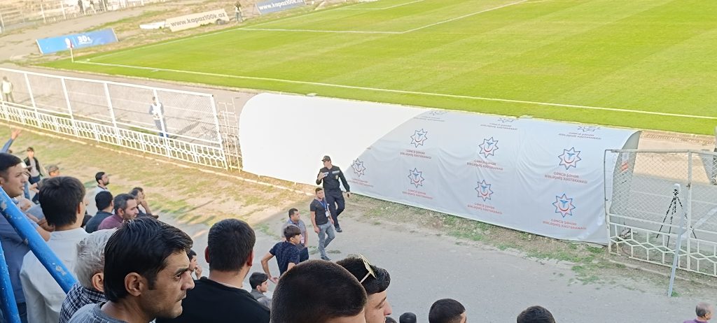 Gəncədə insident: Klub rəsmisi azarkeşlərlə mübahisə etdi - VİDEO