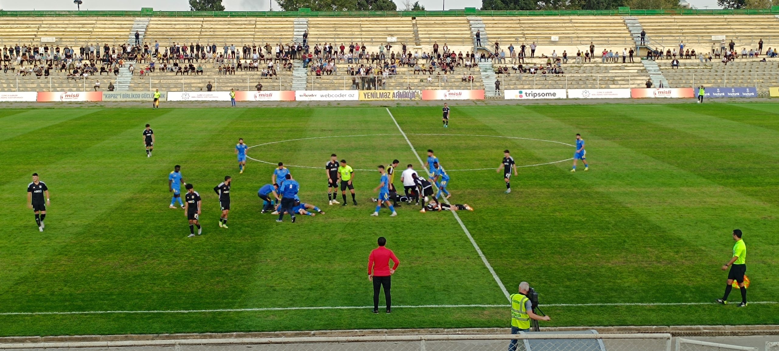 Futbolçunun başı yarıldı, iki klubun həkimləri köməkləşdi - FOTOFAKT