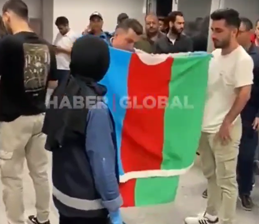 Azarkeşdən Azərbaycan bayrağını alan türk polisi görün necə davrandı – VİDEO