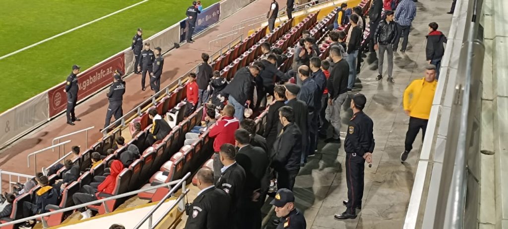 Azarkeşlər Orxan Məmmədova etiraz etdilər, o isə... – FOTO