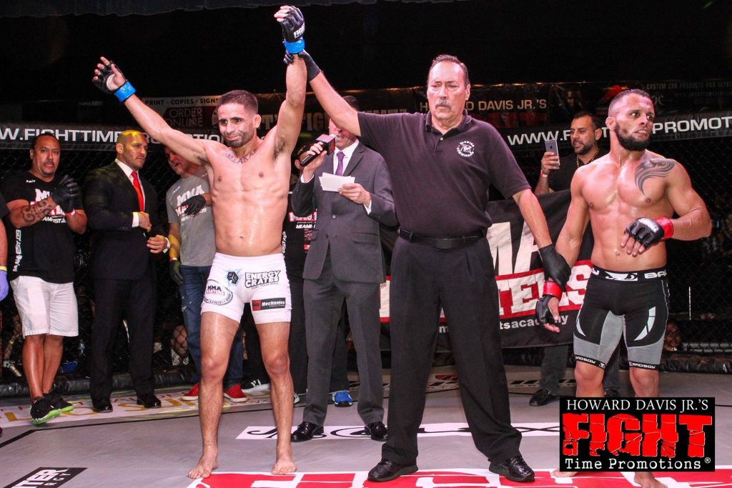 MMA döyüşçüsünə bıçaqla hücum etməyinə peşman oldu - VİDEO