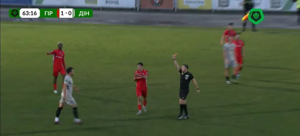 Futbolçu hakimə kəllə atdı