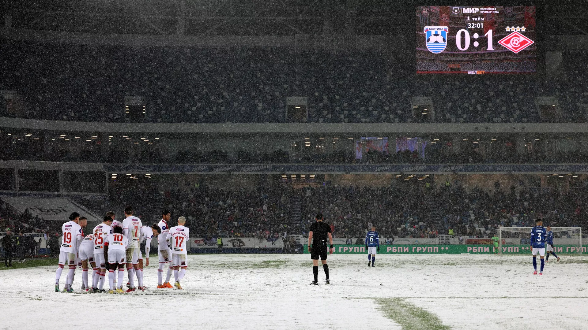 Deputat futbolçulara ilişdi