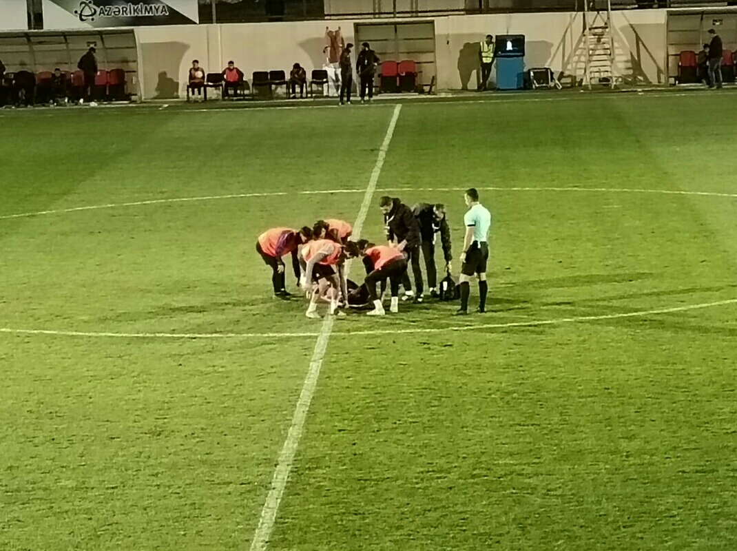 "Sumqayıt"ın futbolçusu meydanı xərəkdə tərk etdi