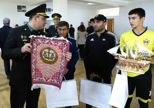 "Qarabağ" məhkumlarla futbol oynadı 2 "Qarabağ" məhkumlarla futbol oynadı