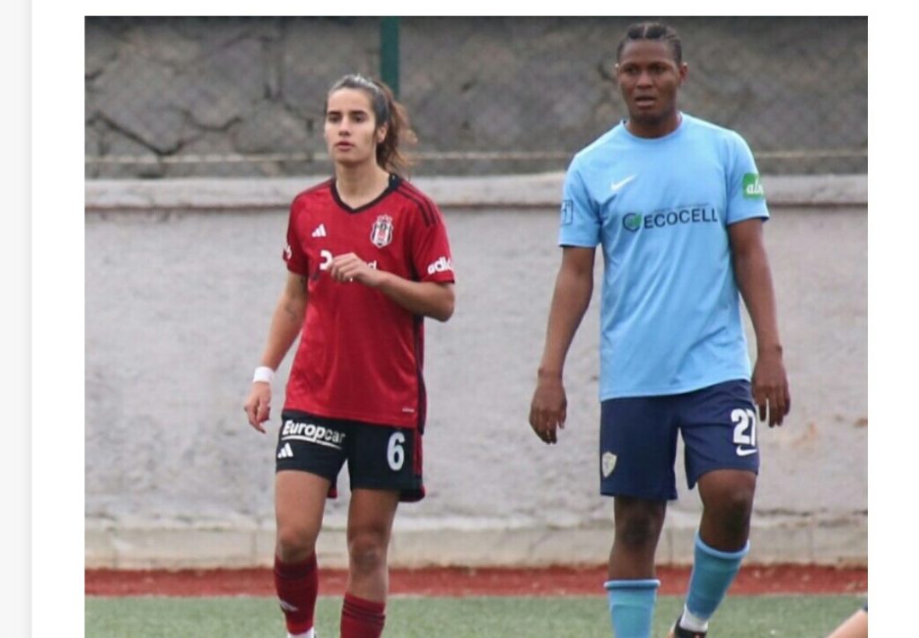 Qadın komandasında kişi futbolçu?