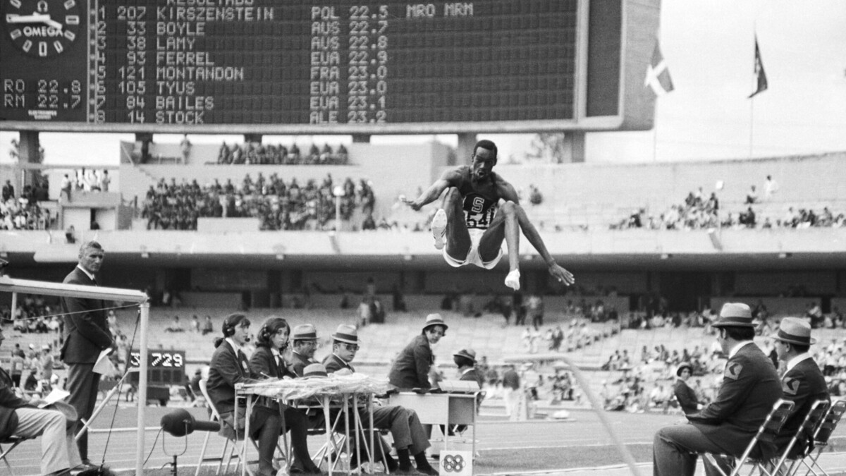 Əfsanəvi tullanışla qazandığı qızıl medal hərraca çıxarıldı – FOTO