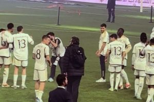 Etiraz: Ərəbcə yazısı olan formanı geyinmədi – FOTO
