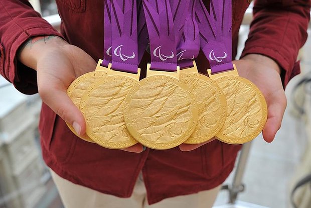Olimpiya çempionu medallarını satır: Görün pulu hara verəcək