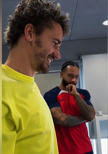 Depay Qrizmanna qızıl üzük bağışladı –VİDEO