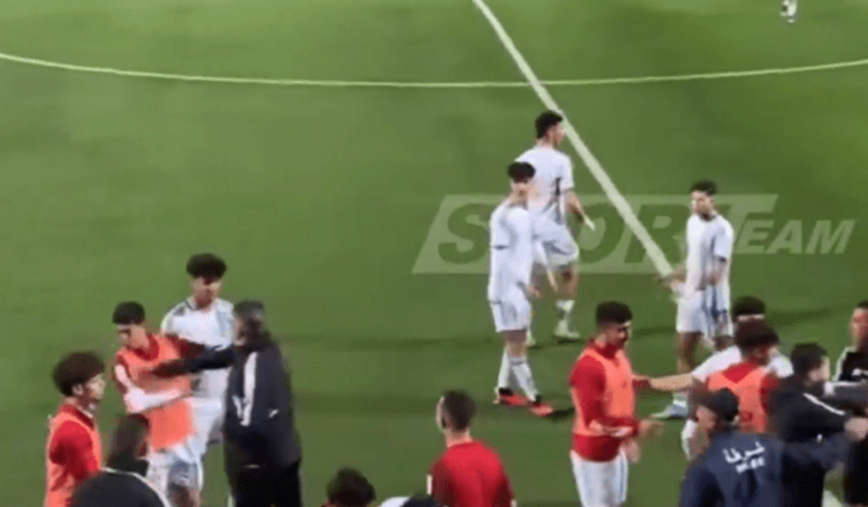 Məşqçi dalaşan futbolçuları döydü - VİDEO