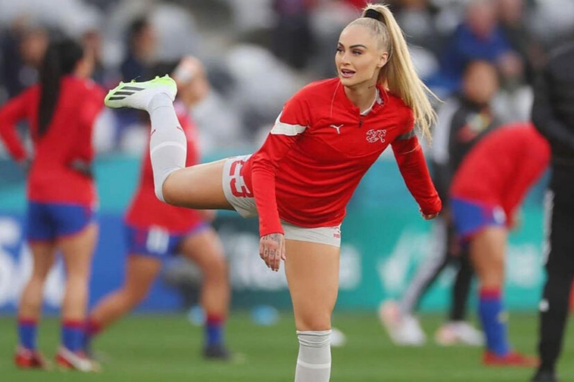 Futbolun sarışın gözəli Bakıda yubiley matçına çıxdı - FOTOLAR