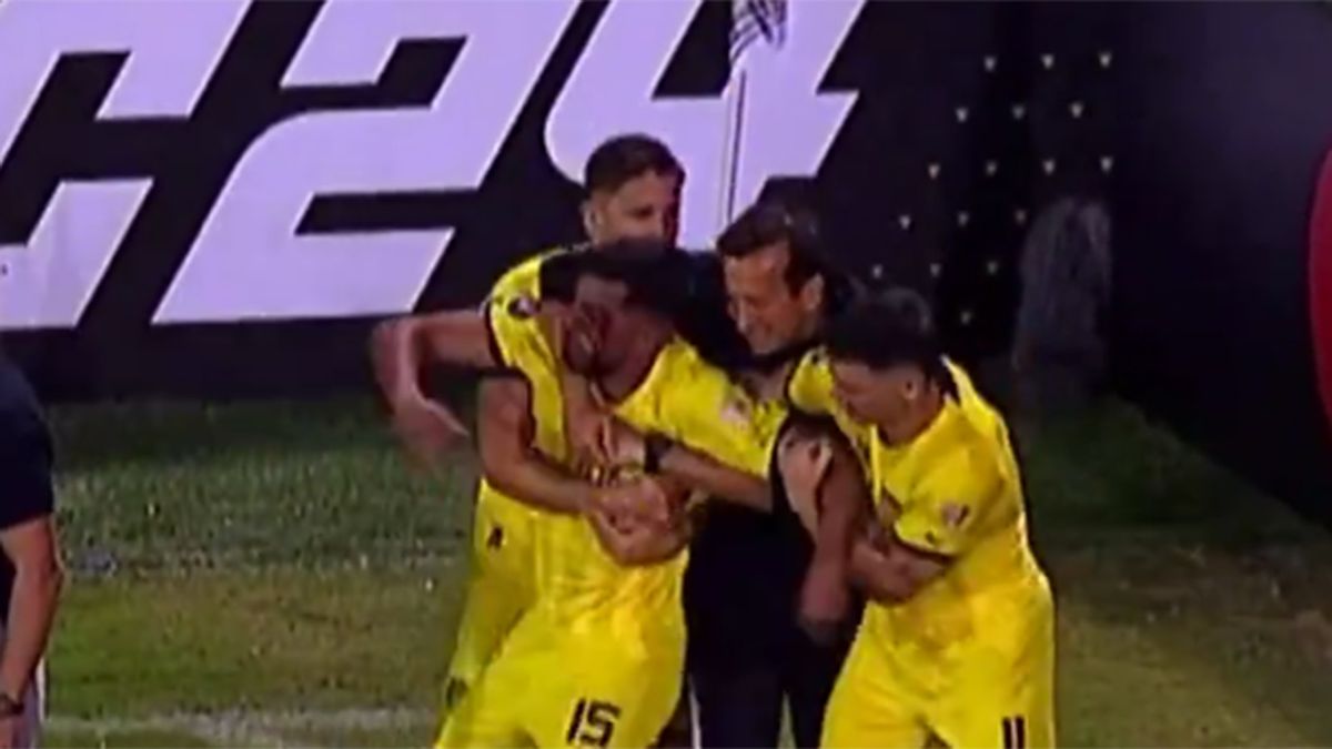 Azarkeşin atdığı daş futbolçunun başına dəydi, ara qarışdı – VİDEO