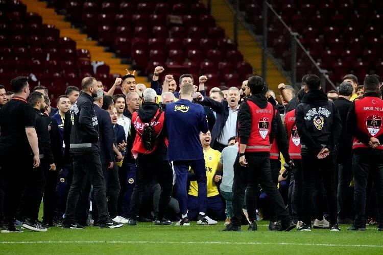"Qalatasaray"la "Fənərbağça" rəsmiləri əlbəyaxa oldular