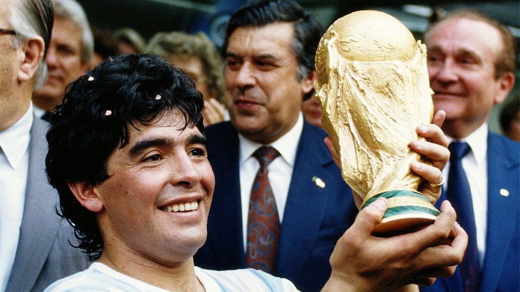 Şok iddia: Maradonanın hərraca çıxarlan "Qızıl top"u oğurluqdur