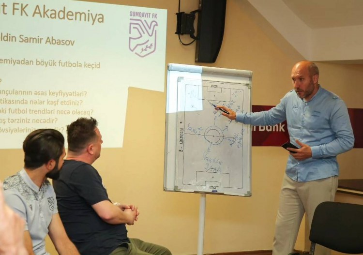 Samir Abasov akademiya məşqçiləri ilə görüşdü
