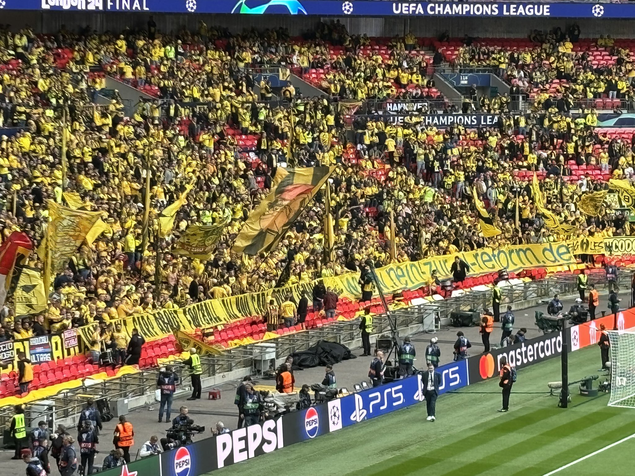 ÇL-in finalında UEFA-ya etiraz: Sizi futbol yox, pul maraqlandırır – FOTO 2 ÇL-in finalında UEFA-ya etiraz: Sizi futbol yox, pul maraqlandırır – FOTO