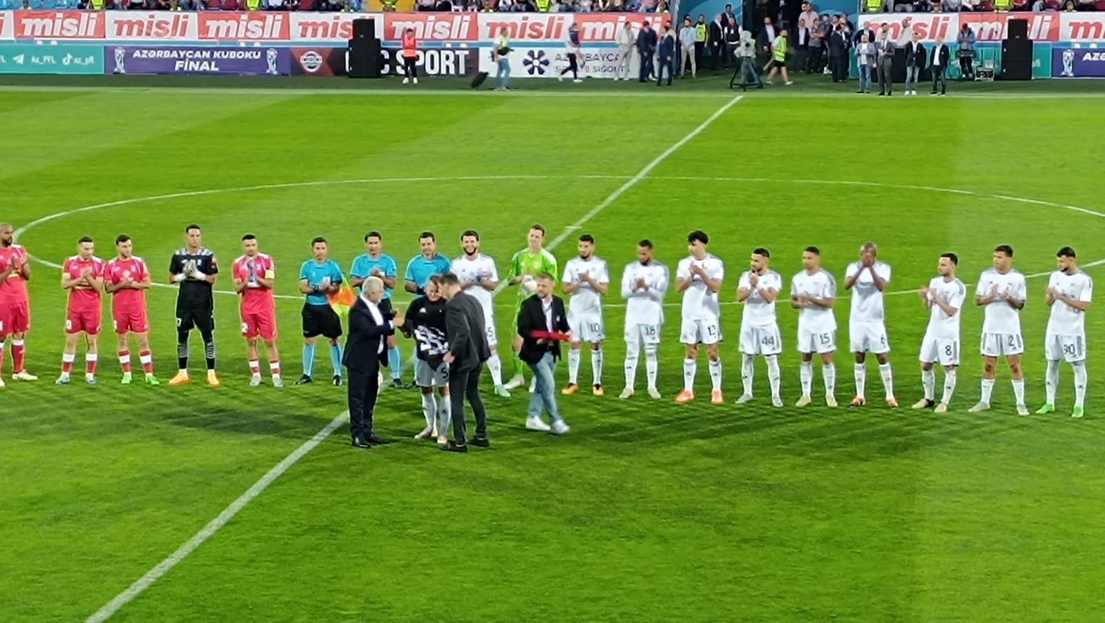 Maksim Medvedev karyerasını bitirdi – FOTOLAR 2 Maksim Medvedev karyerasını bitirdi – FOTOLAR