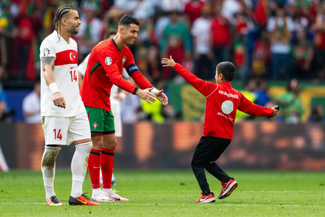 Ronaldoya görə meydana girən uşaq görün kim imiş – FOTO