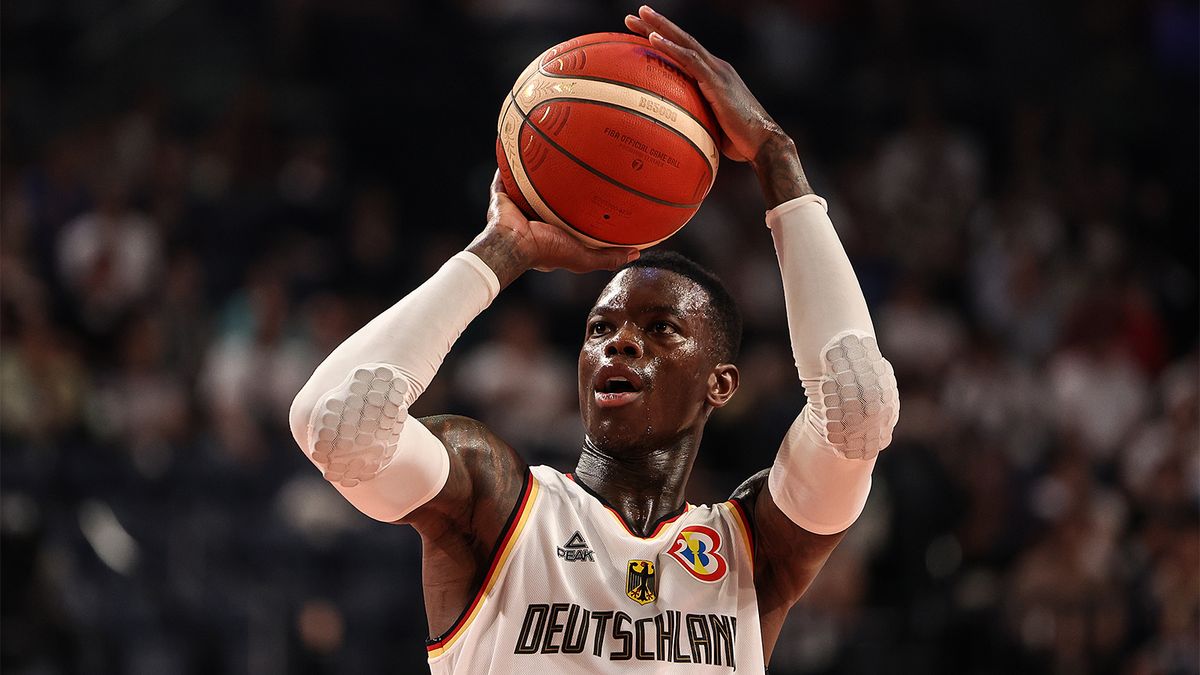 Basketbol üzrə dünya çempionu peşəkar futbolda debüt etdi