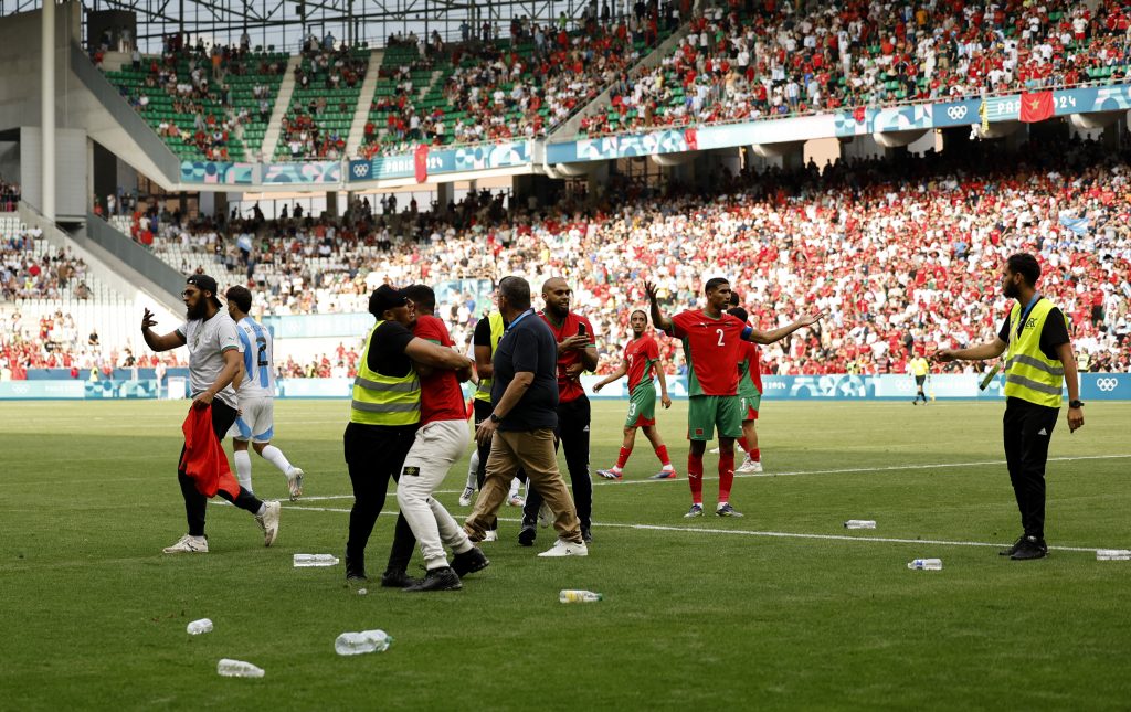 Paris-2024 qalmaqalla başladı: Azarkeşlər meydana girdi, açılış oyununda 2 saatlıq fasilə yarandı - VİDEO
