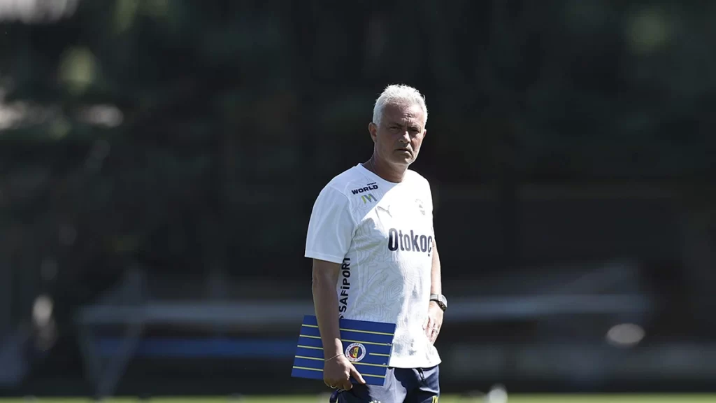 Mourinyoya "Fənərbağça"nın məşqində təpik vurdular – VİDEO