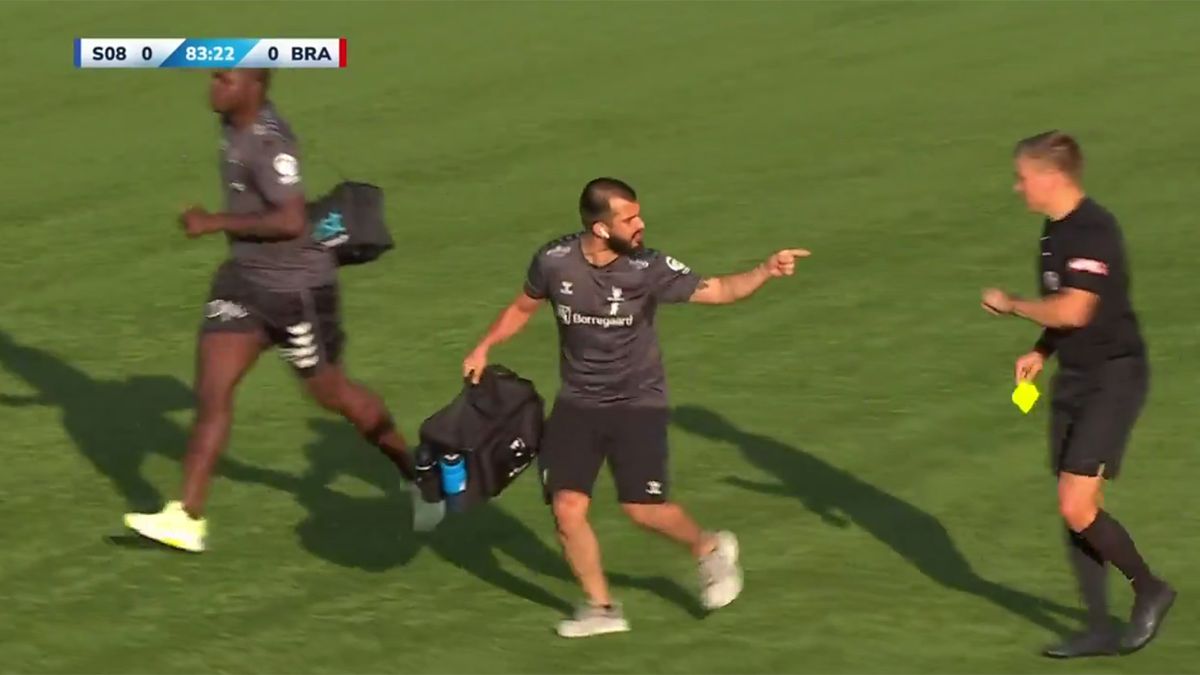 Hakim futbolçuya yardım edən fizioterapevtə qırmızı vərəqə göstərdi – VİDEO
