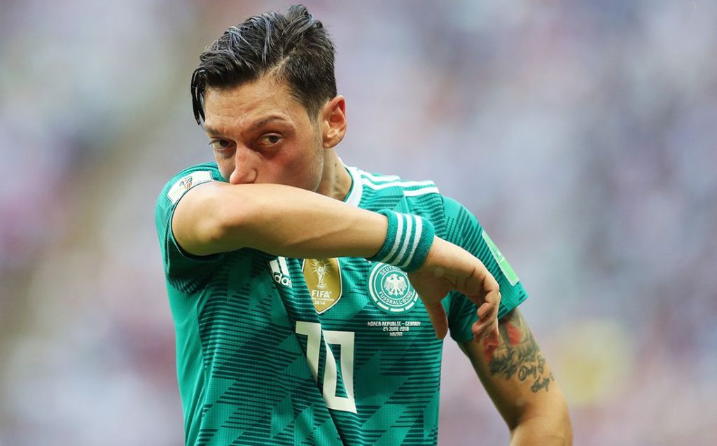 Özil əzələlərini nümayişi etdirdi: Bir ilin zəhməti - FOTO
