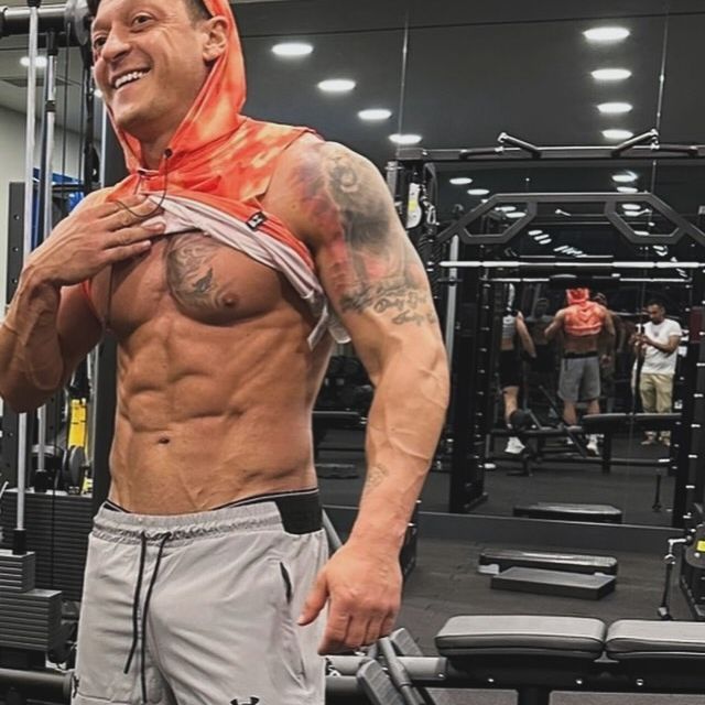 Özil əzələlərini nümayişi etdirdi: Bir ilin zəhməti - FOTO 2 Özil əzələlərini nümayişi etdirdi: Bir ilin zəhməti - FOTO