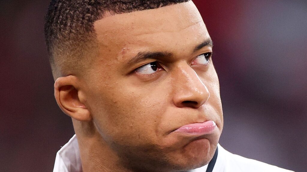 Mbappe daha 3 vəkil tutdu: PSJ ilə “döyüş” davam edəcək