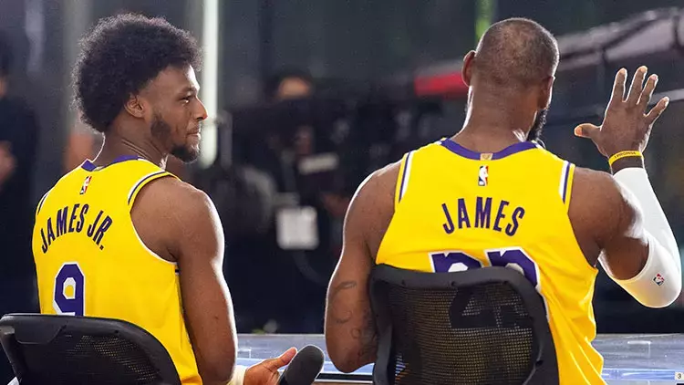 MBA-da ilk: Lebron Ceyms və oğlu tarixə düşdü