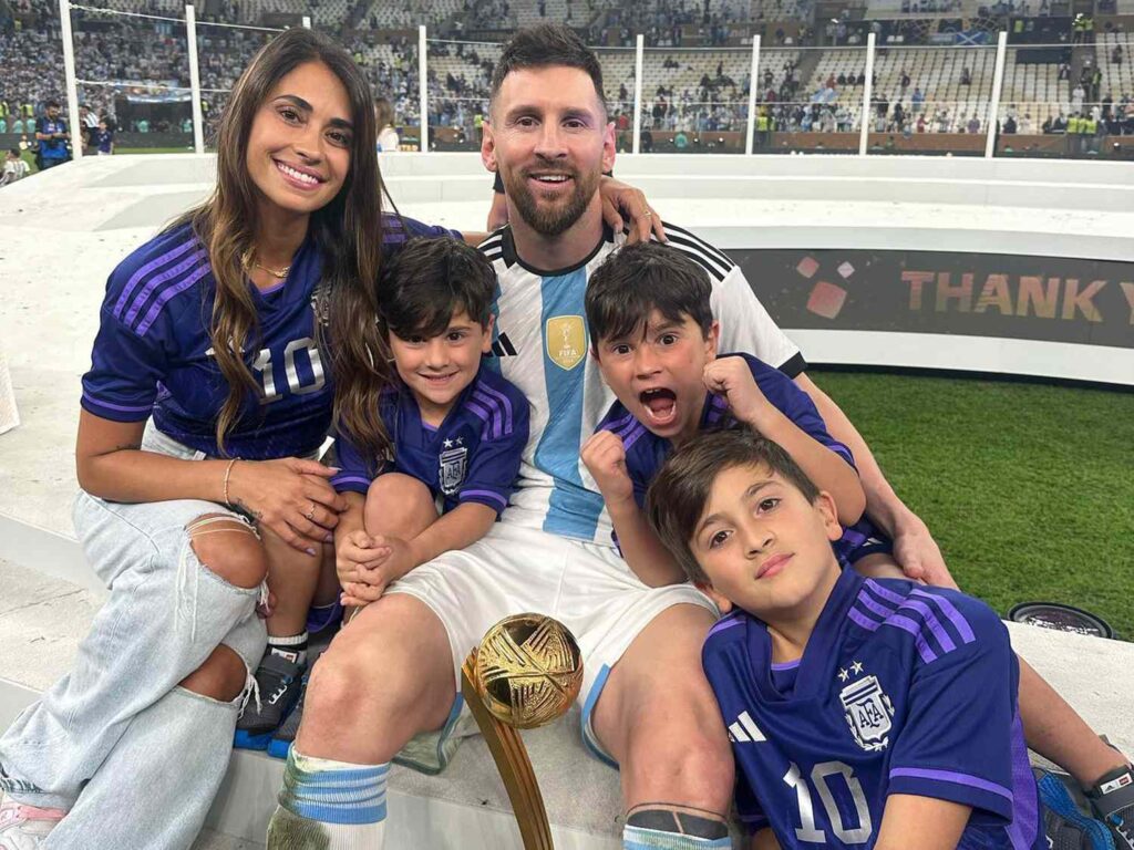 Oğlanları top üstündə mübahisə etdi, Messi isə... - VİDEO