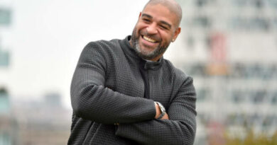 Adriano kimlərlə əlaqə saxlayır?