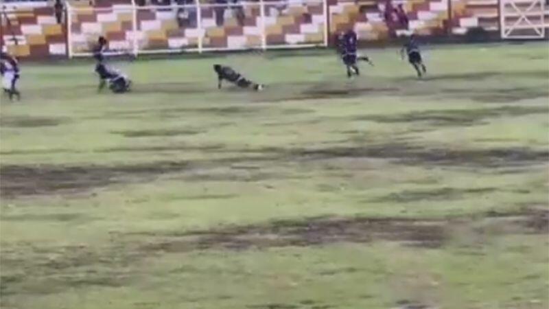 Futbolçunu oyun vaxtı ildırım vurdu - VİDEO