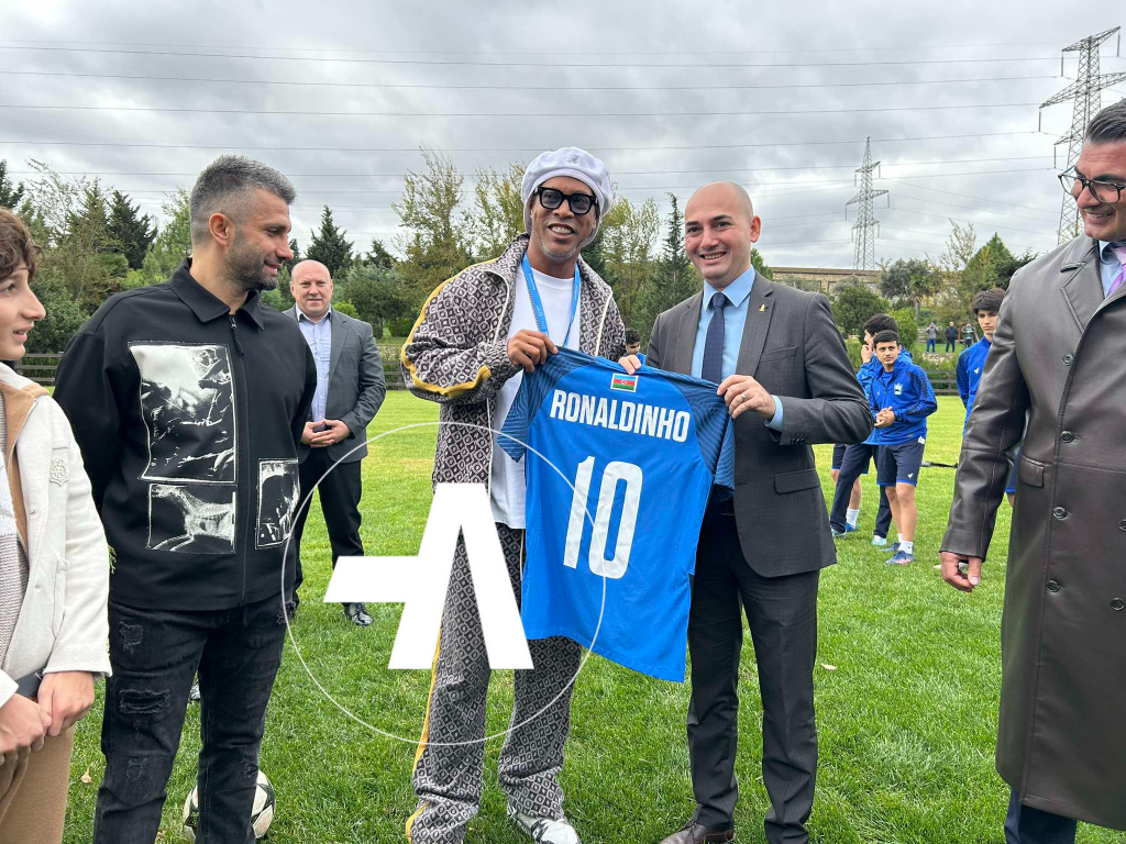 Ronaldinyo Azərbaycan klublarının gənc futbolçuları ilə görüşdü