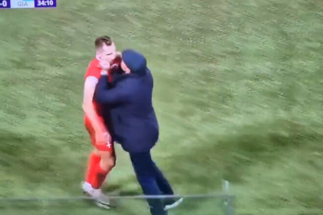 Qırmızı vərəqə alan futbolçuya məşqçi güc tətbiq etdi - VİDEO