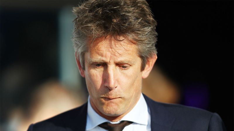 54 yaşlı Van der Sar beyin qanaması keçirdikdən 16 ay sonra futbola qayıdır