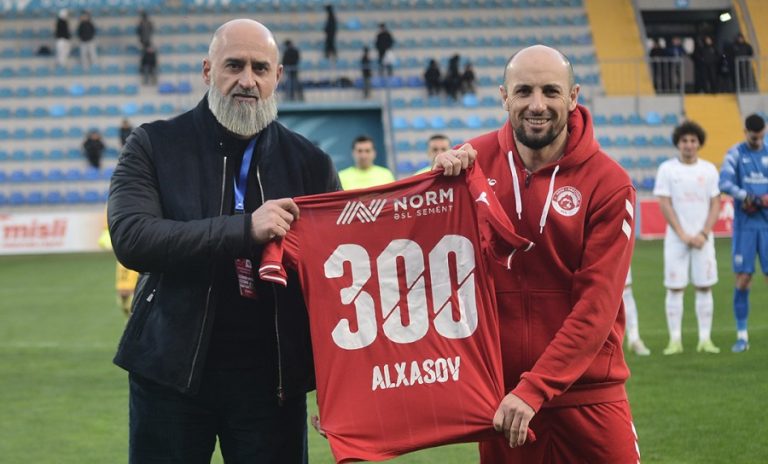 “Araz-Naxçıvan”dan Slavik Alxasova xatirə hədiyyəsi