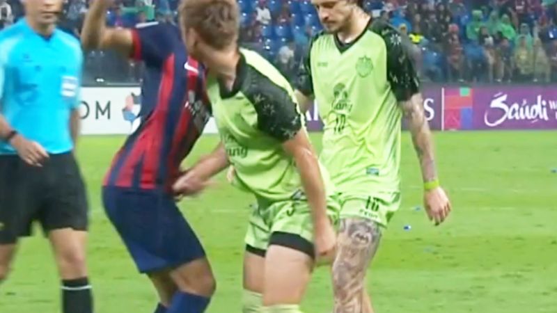Çempionlar Liqası matçında futbolçu rəqibini cinsi orqanından tutdu, qırmızı vərəqə aldı - VİDEO
