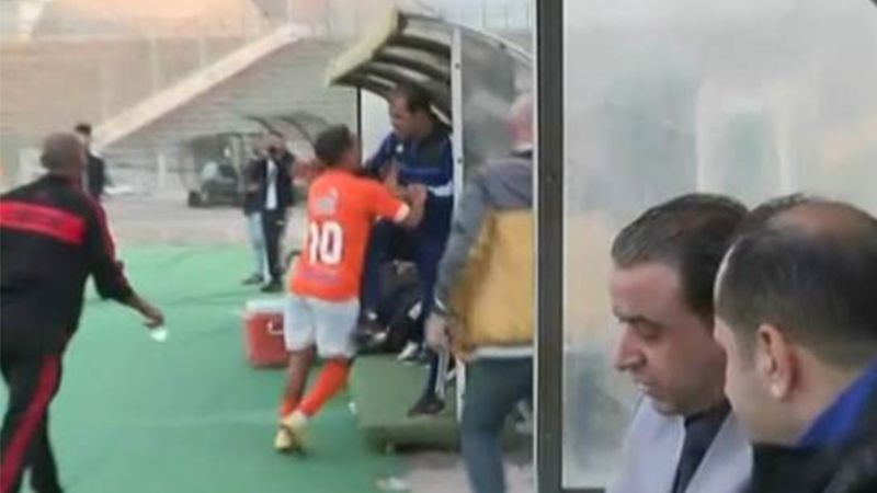 Futbolçu baş məşqçisinə hücum çəkdi: Qeyri-adi qərarına görə - VİDEO