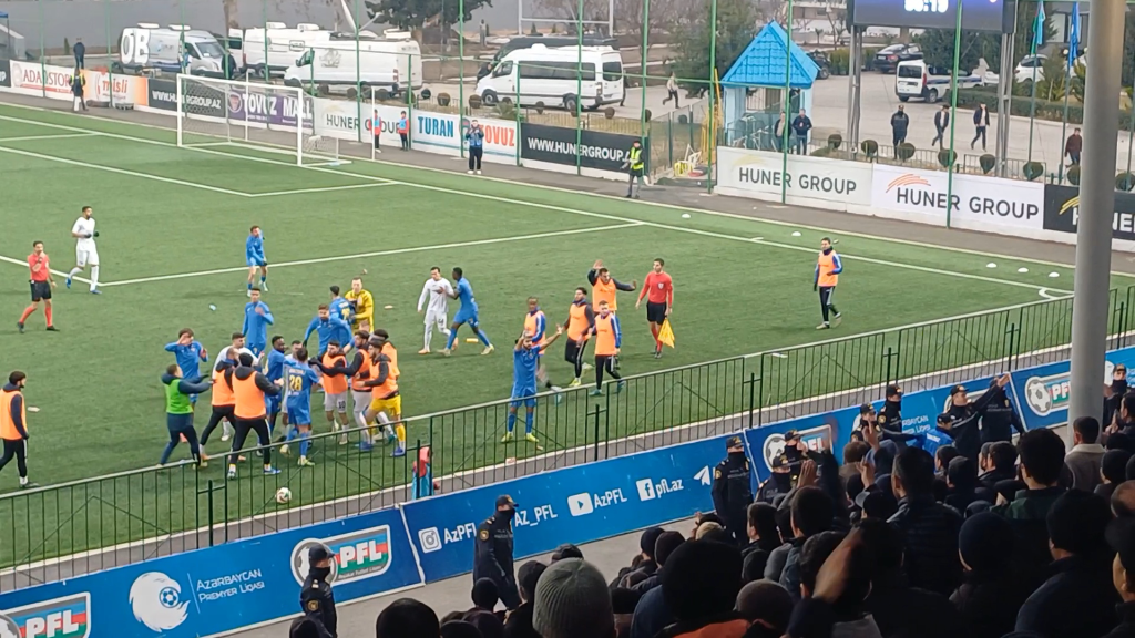 “Kəpəz” futbolçuları “daşqalaq” edildi - VİDEO