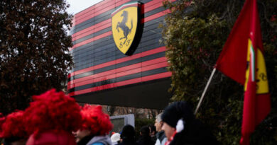 Qırmızı paltarlı adam: Hemilton ilk dəfə “Ferrari” kombinezonunda - FOTO