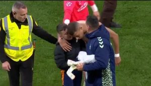 Mbappe formasını bu uşağa hədiyyə etdi – FOTO 2 Mbappe formasını bu uşağa hədiyyə etdi – FOTO