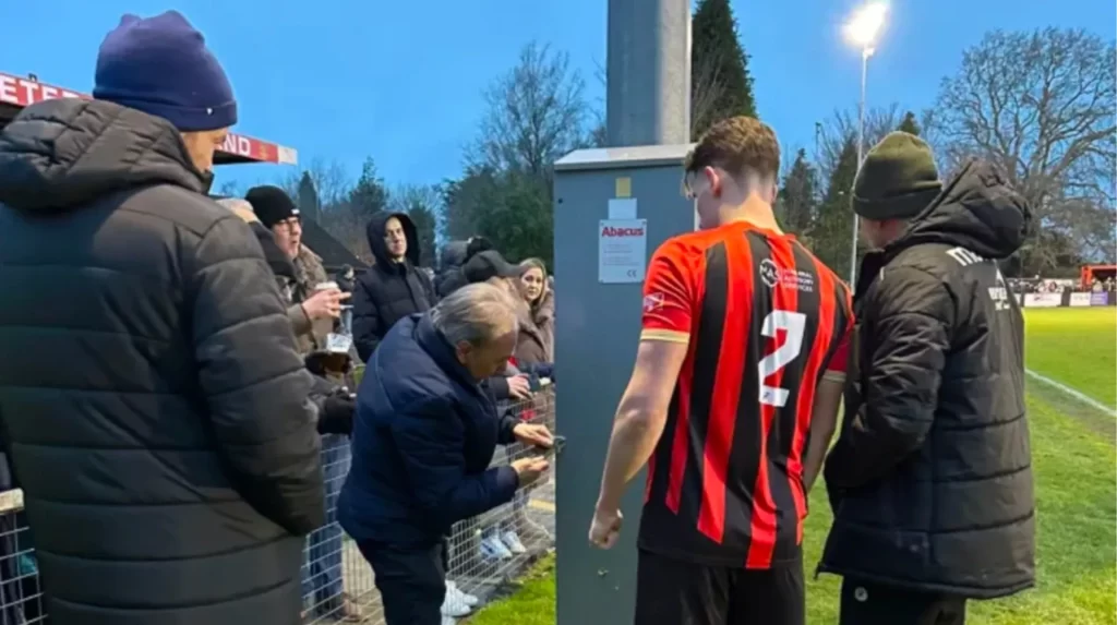 Elektrik-futbolçu stadiondakı problemi belə həll etdi - FOTO