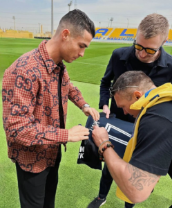 Ronaldo onunla görüşdü: Böyük çempionla isti söhbət – FOTO 3 Ronaldo onunla görüşdü: Böyük çempionla isti söhbət – FOTO